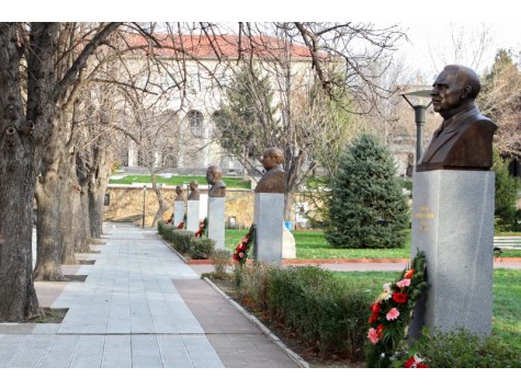 Алея с бюст-паметници в Свищов увековечи приноса на петима ректори за развитието на Стопанска академия